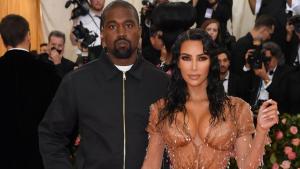 Kanye West exige revisar los trajes Kim Kardashian antes de salir en público