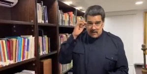 El poema sin sentido que Maduro dedica a las madres venezolanas desde la biblioteca que nunca usa (VIDEO)