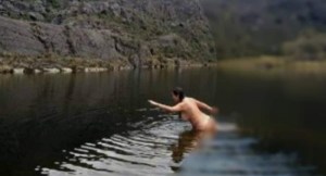 Turistas quedaron helados cuando una mujer decidió bañarse desnuda en un páramo