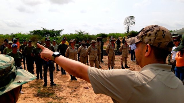 Omar Prieto con la milicia bolivariana. Imagen cortesía. 