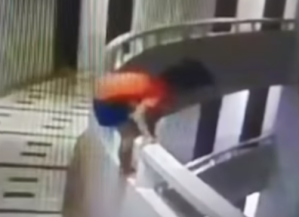 Niña de 5 años sobrevivió a una caída de 11 pisos (VIDEO)