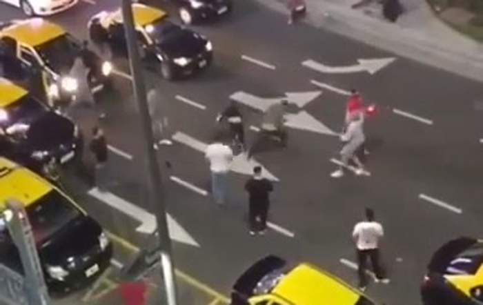 EN VIDEO: La batalla campal que desataron repartidores venezolanos con unos taxistas en Buenos Aires