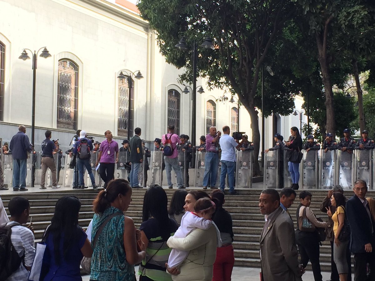 PNB impide acceso peatonal desde el edificio de la AN hacia el Palacio Federal Legislativo