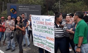 Trabajadores del Ivic trancan la carretera Panamericana ante posible cierre técnico (Fotos)