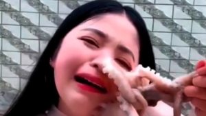 La bloguera china que se volvió viral al intentar comerse un pulpo vivo y terminó horrorizada (Fotos y Video)