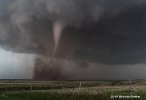 Filman un gran tornado en Texas, mientras una ola de tormentas azota el centro de EEUU (Videos)