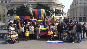 Venezolanos se concentraron en París en apoyo a Guaidó #1May