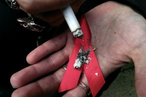 Las personas con VIH son más propensas a sufrir los efectos del tabaquismo