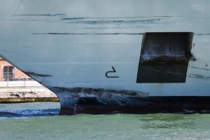 El momento cuando el crucero choca contra el puerto de Venecia (VIDEOS)