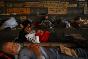 Extrabajadores petroleros cumplen seis días en huelga de hambre (FOTOS)
