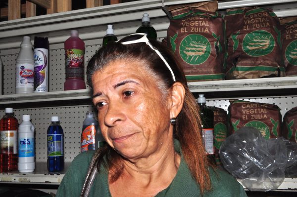 Amas de casas en Vargas compran productos artesanales por altos precios de marcas reconocidas