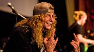 Ex baterista de Guns N ‘Roses fue hospitalizado después de apuñalarse a sí mismo