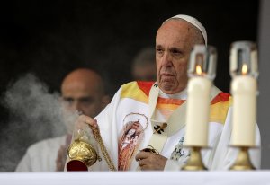 Papa Francisco anima en Rumanía a acabar con los viejos y actuales rencores