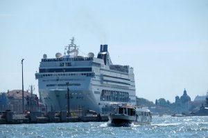 Crucero choca con un barco turístico en Venecia sin dejar heridos graves (Fotos)