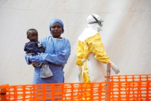 Conmoción en Uganda por la muerte de un niño por ébola; primer caso en el país