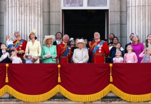 Abdicación, muerte, divorcios… Los escándalos de la familia real británica