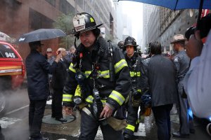 Reportan al menos un fallecido tras aparatoso accidente de helicóptero en Manhattan