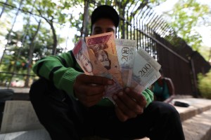 La moneda venezolana se deprecia un 52,07 % frente al dólar en un mes