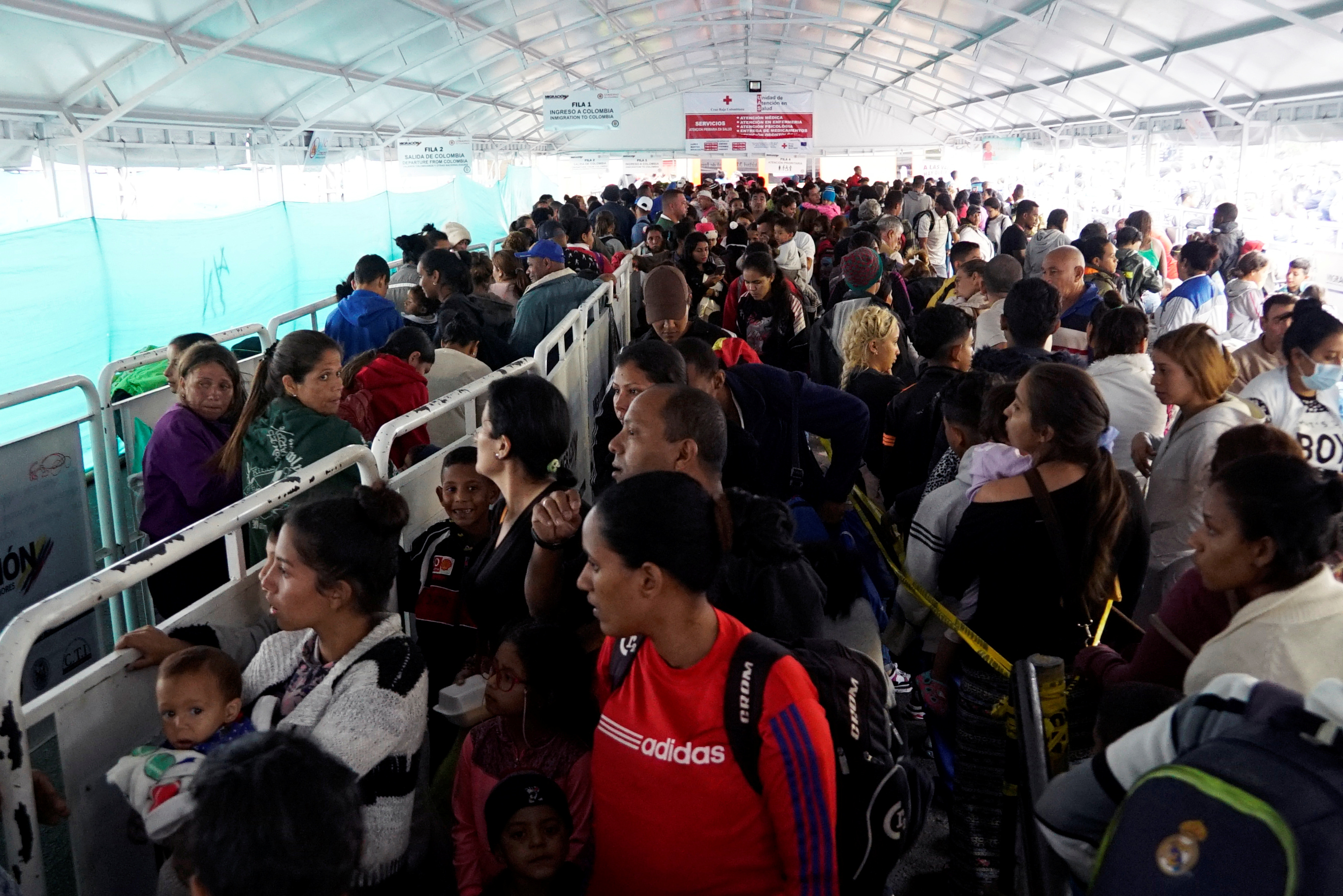 Unos 5.400 venezolanos entran en un día a Perú antes de que les exijan visa