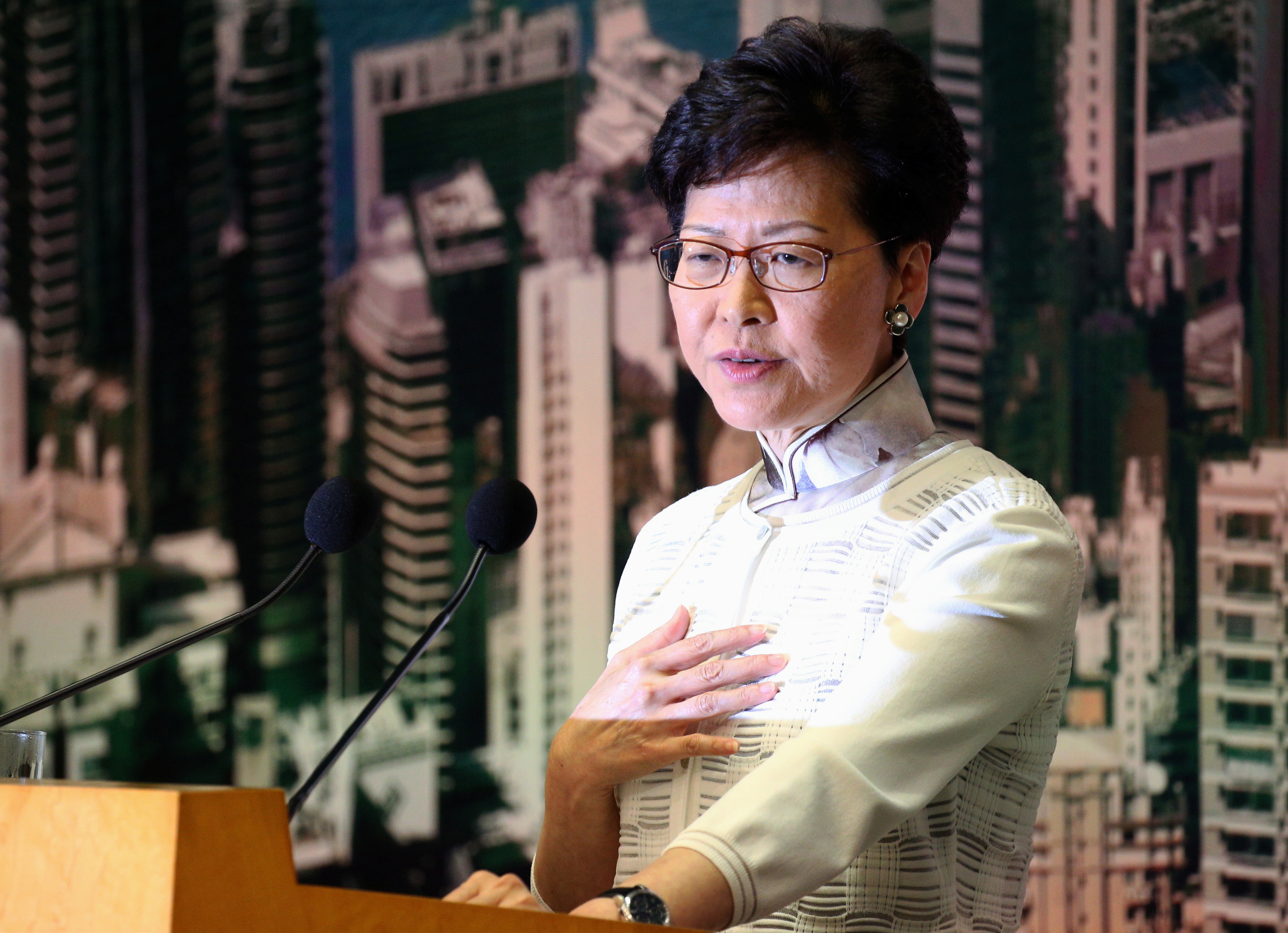 Jefa de Gobierno de Hong Kong cede y retira proyecto de ley de extradición