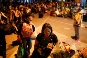 Con sus niños en brazos, madres venezolanas se apresuran para ingresar a Perú (FOTOS)