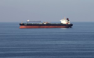 Sanciones a Venezuela e Irán elevan crudo almacenado en el mar a récord