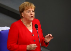 Merkel pide evitar en lo posible contactos sociales para combatir el coronavirus