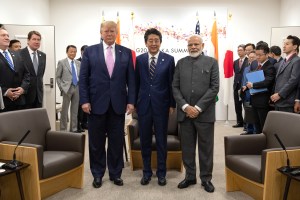 Trump reinventa la diplomacia “chocando puñitos” con sus panitas de Japón e India (EL VIDEO)