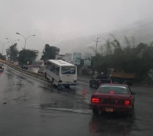 Autobús colisionó con defensa a la salida de la Urbanización Miranda, municipio Sucre #18Jun (FOTO)
