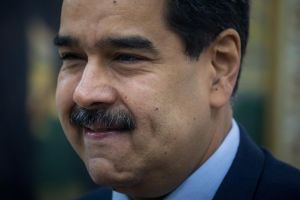 Maduro aprovechó para graduar rapidito (con lloradera incluida) a 900 oficiales