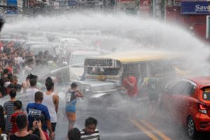 Filipinas festeja San Juan regado por litros de agua en plena sequía (Fotos)