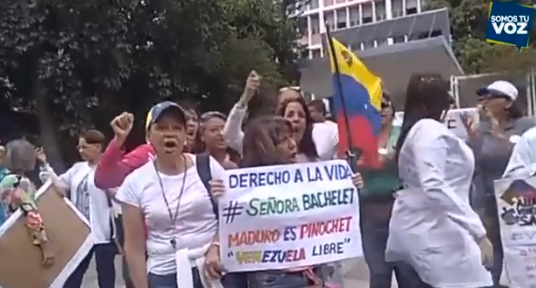 Trabajadores de la Maternidad Concepción Palacios protestan ante presencia de Bachelet. Imagen cortesía.
