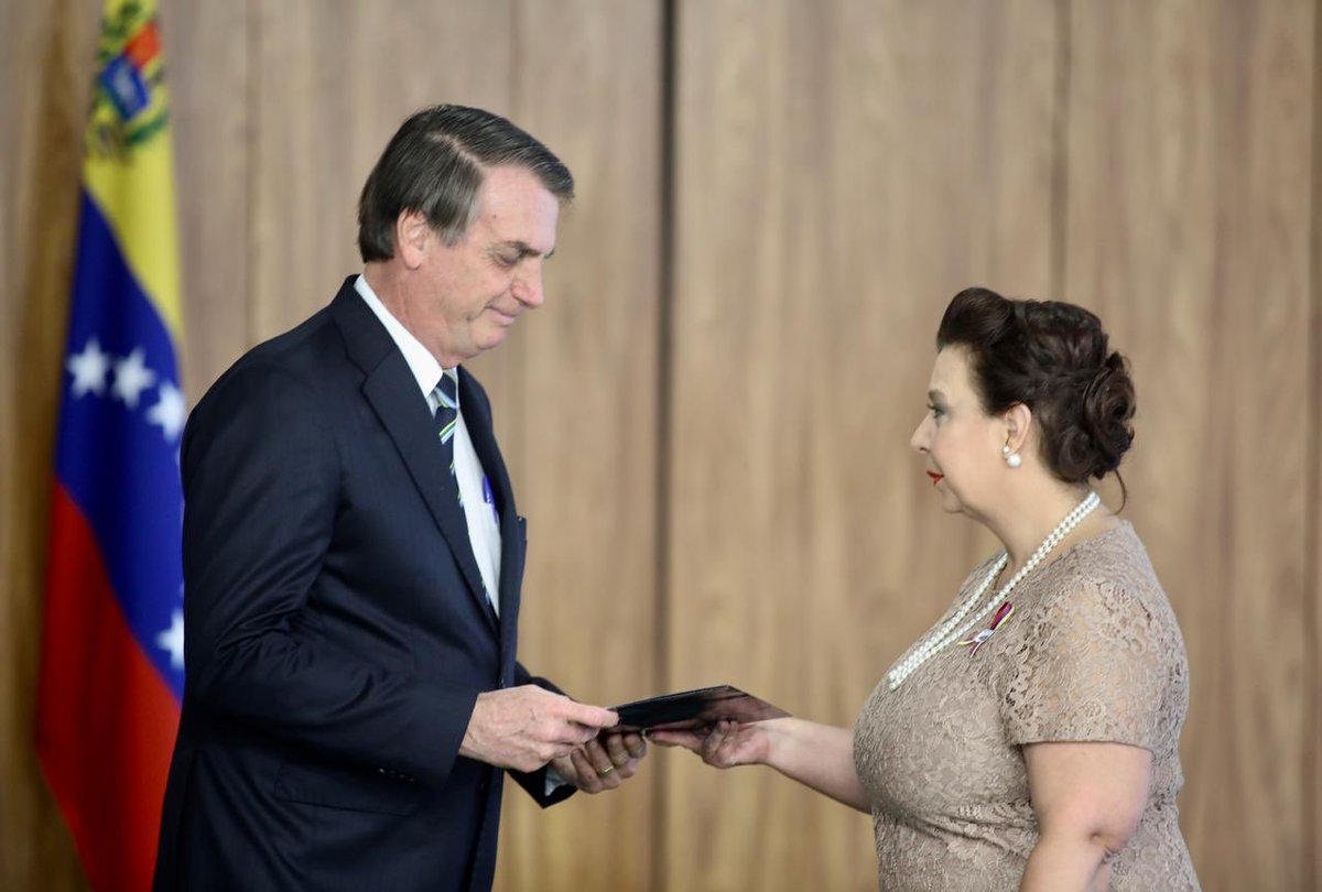 Bolsonaro entrega credenciales a embajadora de Guaidó en Brasil (FOTOS)