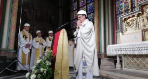 En precarias condiciones, Notre Dame celebra su primera misa tras el incendio (VIDEO)