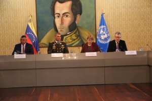 LA FOTO: Bachelet sentada en la misma mesa con Padrino López y Reverol