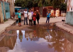 Vecinos de “La Alegría” exigen solución a aguas estancadas