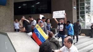 Protestaron frente a la embajada de Noruega para rechazar mediación con el régimen de Maduro