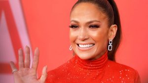 Jennifer Lopez presumió su tonificado abdomen y se robó las miradas en los CFDA Awards