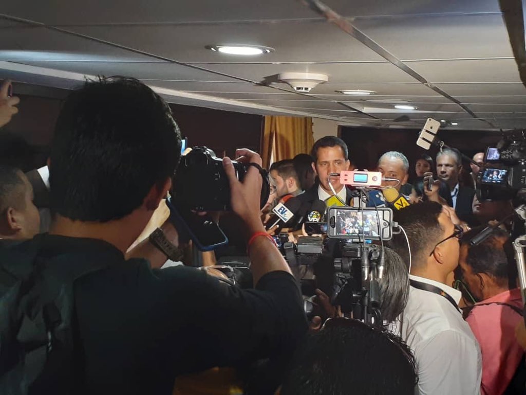 Guaidó: Celebremos el ingreso de la libre prensa al Parlamento