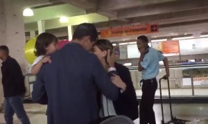 El emotivo reencuentro entre Juan, Fabiana y Miranda Guaidó en Maiquetía (VIDEO)