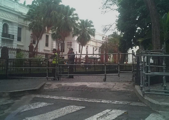 Cierran los accesos al Palacio Federal Legislativo #4Jun (fotos)