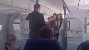 ¡Toma! Policía arrestó a pasajero borracho luego que avión aterrizará de emergencia (video)