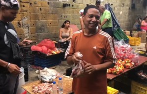 Comiendo pellejos y grasa de carne para sobrevivir en Venezuela (Video)