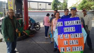 Vecinos de Caracas toman gasolinera de La Bandera en protesta por falta de combustible (fotos y video)