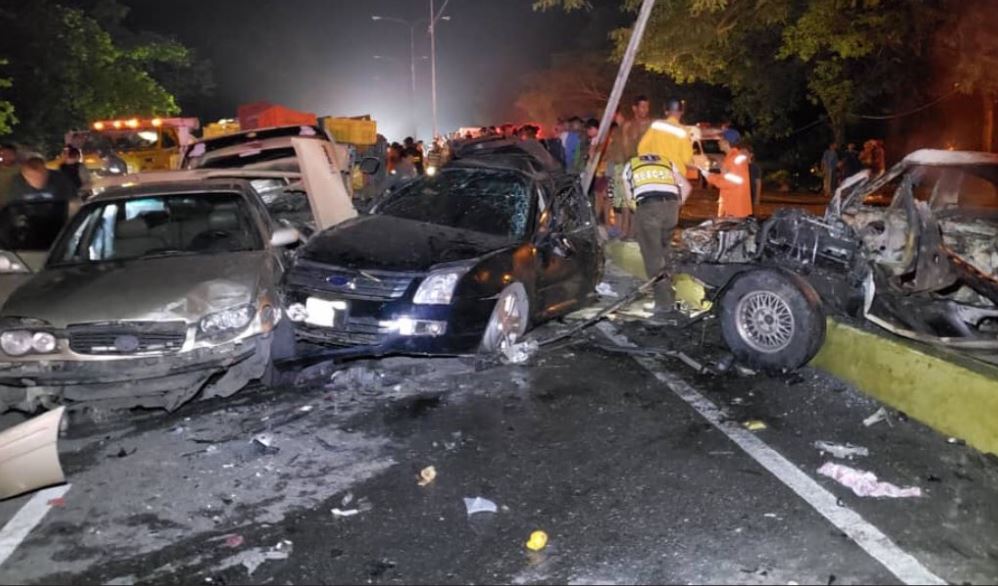Fuerte accidente que incluyó diez vehículos dejó dos muertos en Carabobo (Fotos)