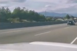 EN VIDEO: Una avioneta aterriza de emergencia en una autopista en plena hora pico