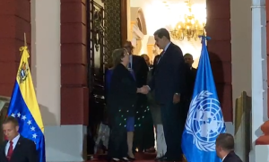 En Video: Bachelet se despidió del chavismo con un besito breve pero ignoró a Maduro