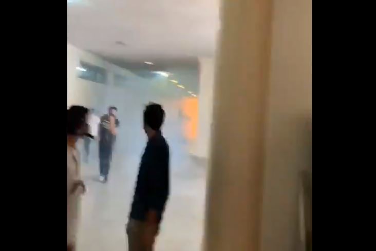 El momento cuando lanzaron una lacrimógena en la Escuela de Medicina de la UCV (VIDEO)