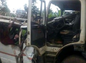 Mueren 21 personas al chocar un autobús con un camión en Camerún