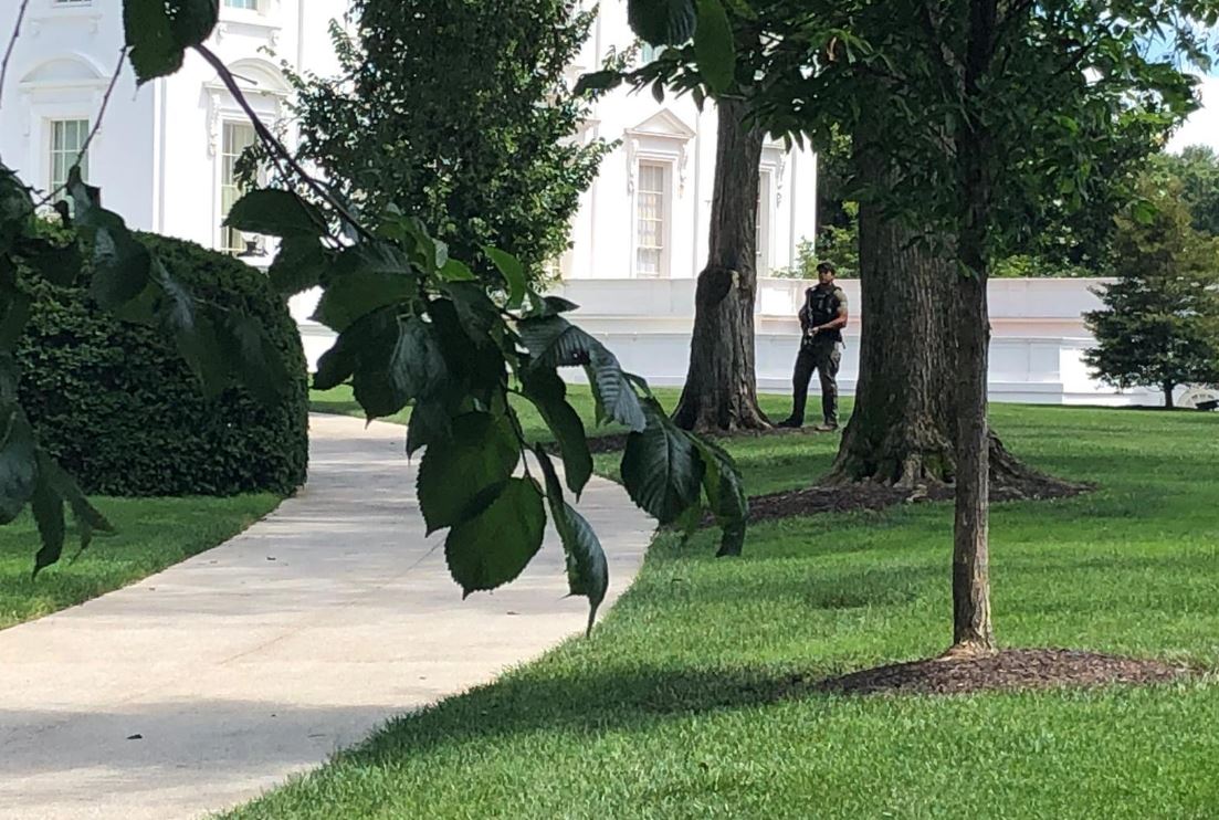 Agentes armados custodian la Casa Blanca ante aparente alerta (FOTOS y VIDEO)